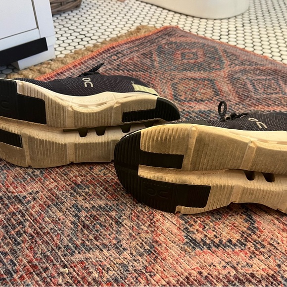 On cloud size 6 - Picture 2 of 3